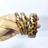 Pulseiras Braceletes Retrô Acrílico Anos 70 Estampa De Onça comprar usado  Brasil 